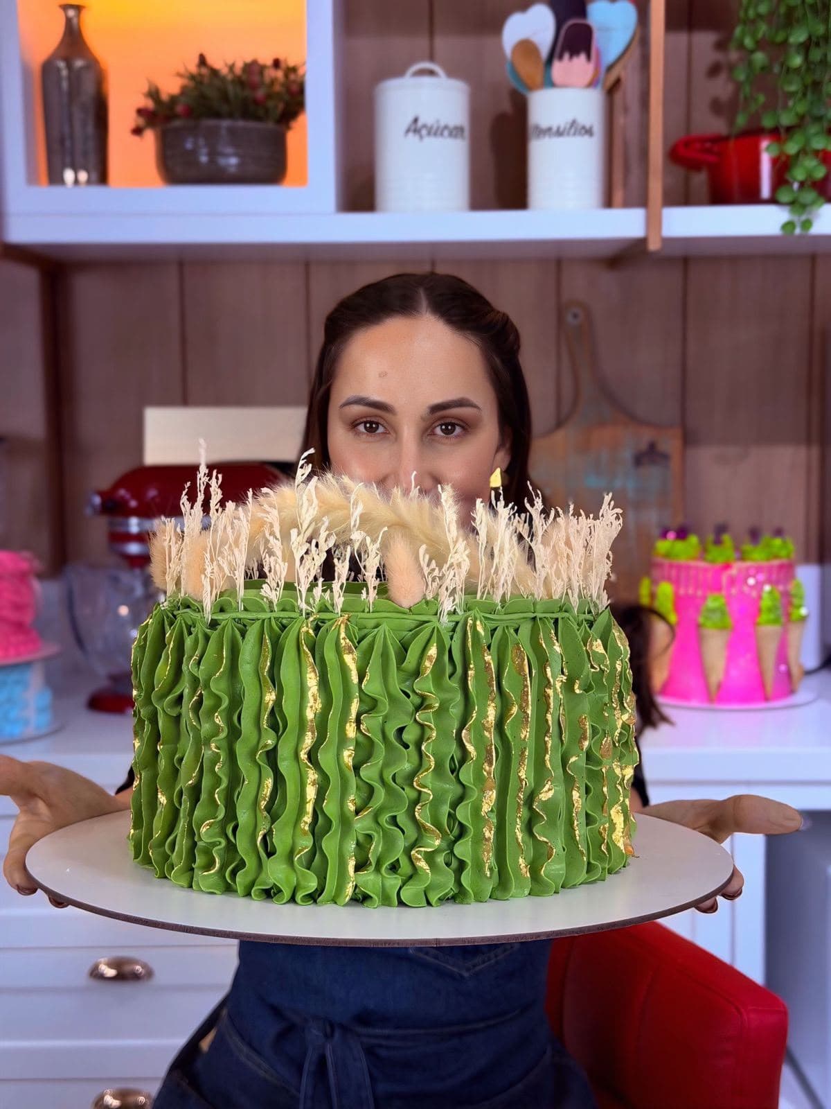 Bolo verde com babados de chantilly e decoração dourada no topo