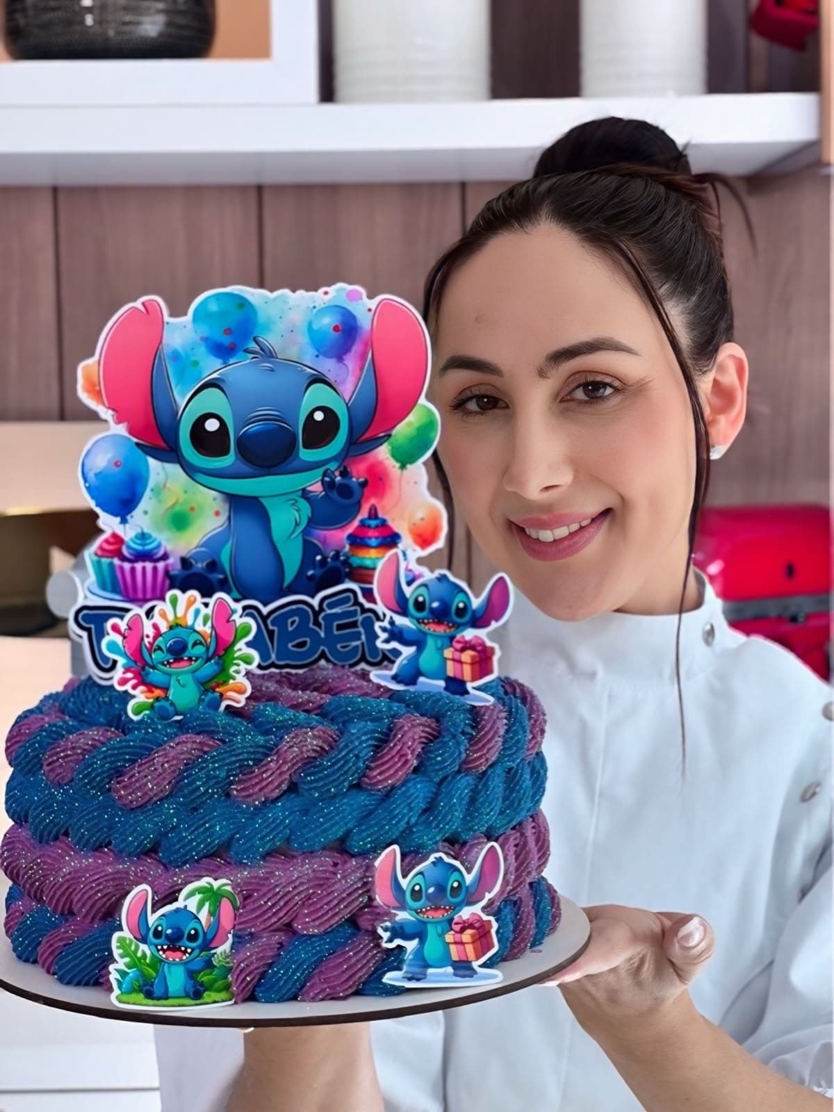 Bolo temático em azul e lilás com personagens no topo