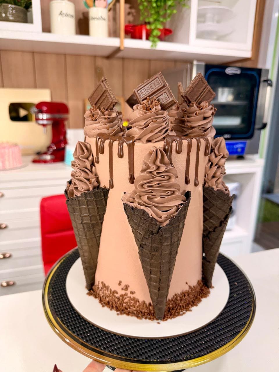 Bolo com casquinhas de chocolate e cobertura escorrida