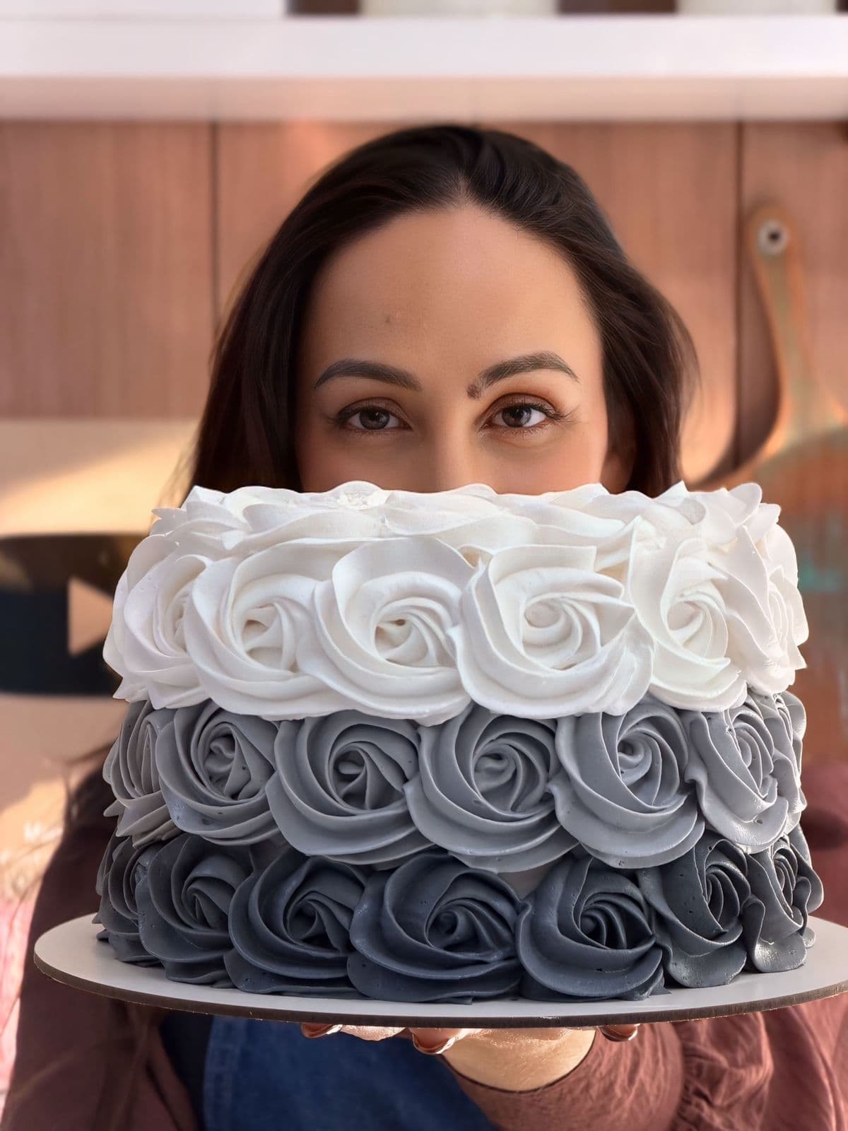 Bolo com rosetas em degradê de branco a preto