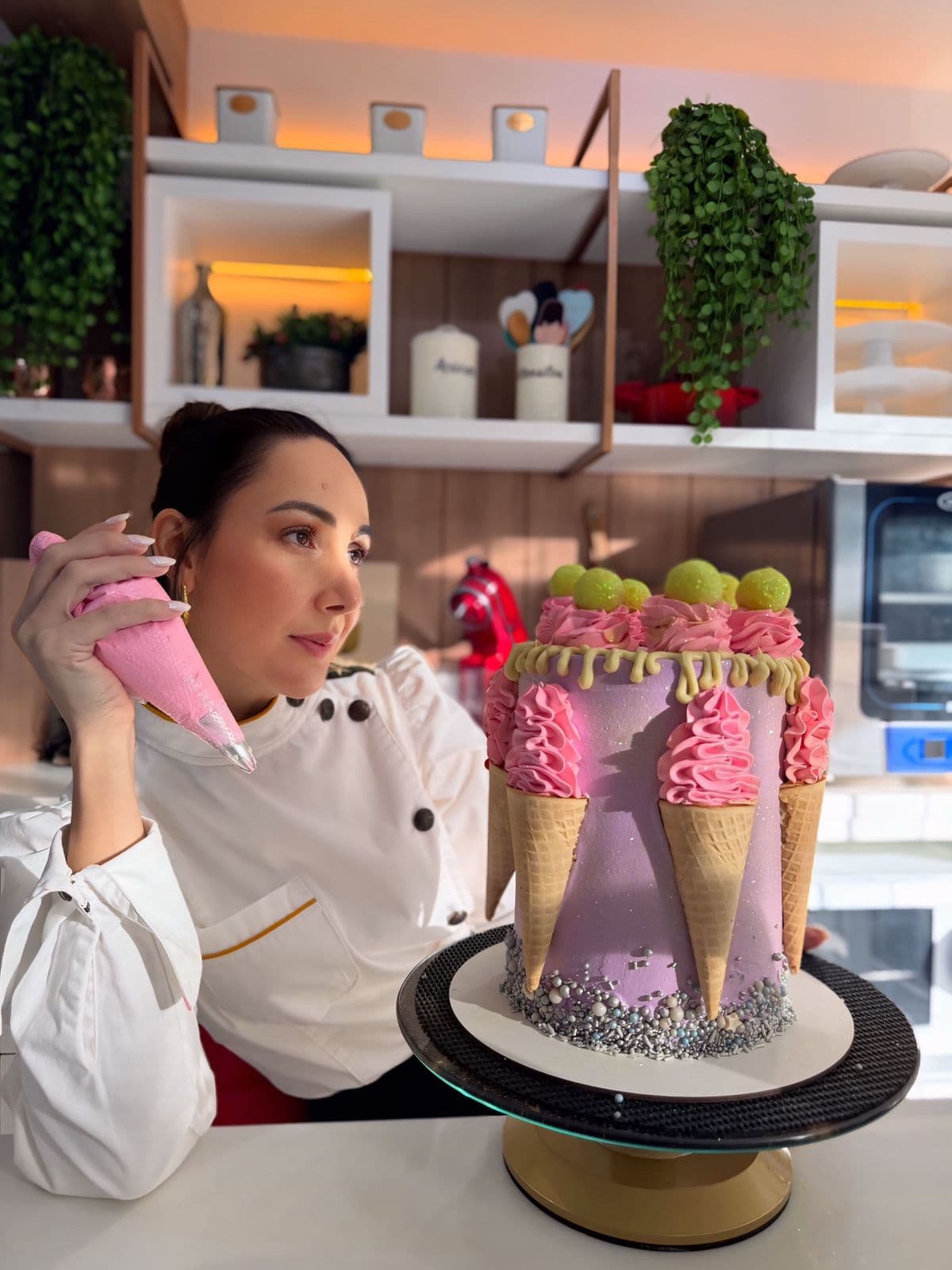 Confeiteira decorando um bolo lilás com saco de confeitar